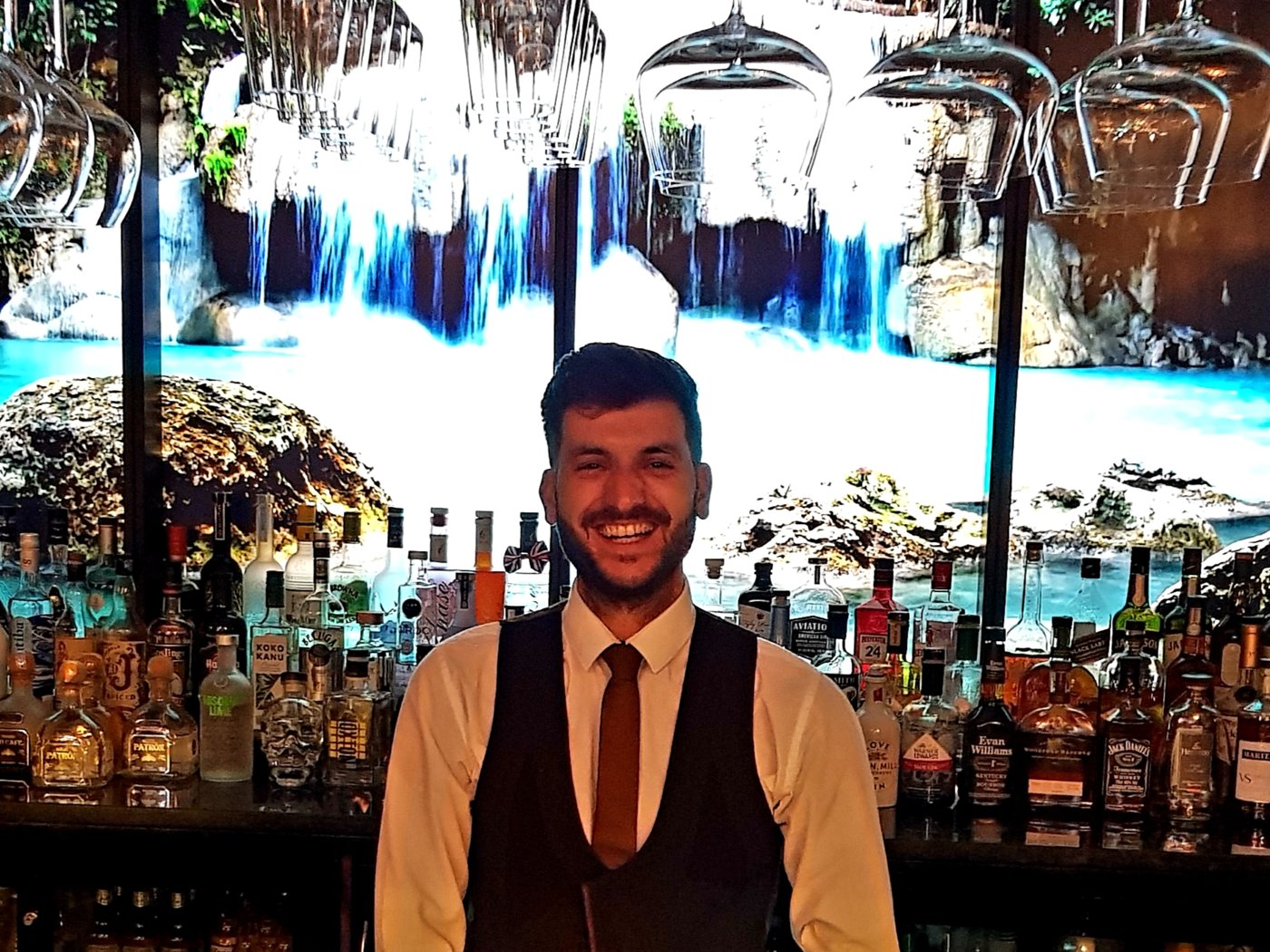 Bartender behind the bar at True Bartender Academy